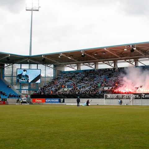 Chemnitzer Fans ehren den Neonazi Thomas Haller (rechts auf der Viedoleinwand) mit einer Pyro-Show