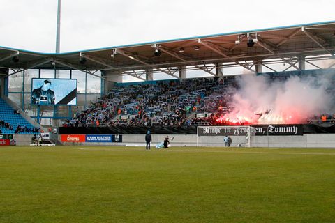 Chemnitzer Fans ehren den Neonazi Thomas Haller (rechts auf der Viedoleinwand) mit einer Pyro-Show