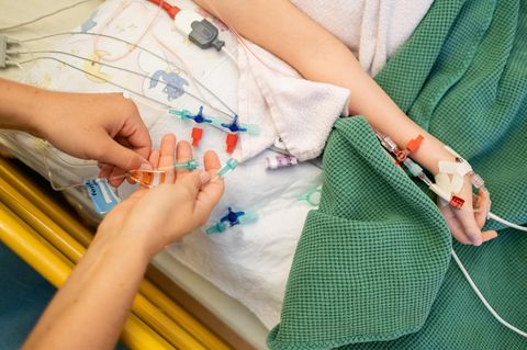 Ein krankes Kind wird in der Klinik versorgt
