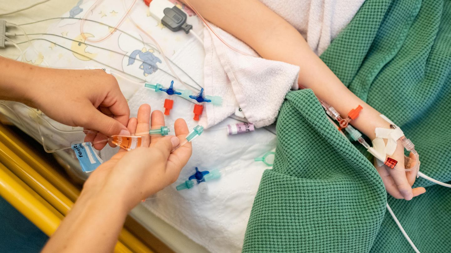 Ein krankes Kind wird in der Klinik versorgt