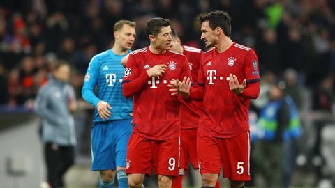 FC Bayern München: Robert Lewandowski und Mats Hummels diskutieren nach dem Spiel