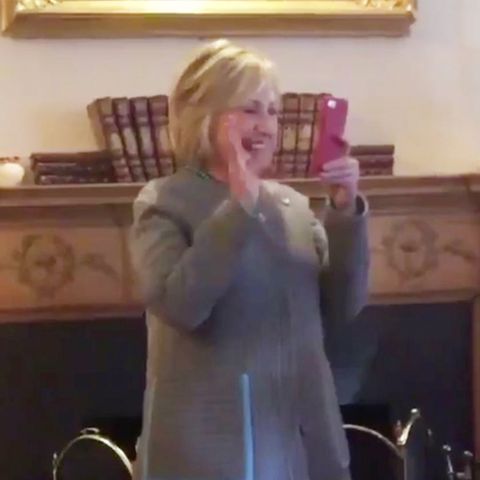 Hillary Clintons Telefon klingelt mitten in ihrer Rede – und sie geht ran