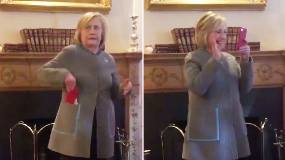 Hillary Clintons Telefon klingelt mitten in ihrer Rede – und sie geht ran Hillary Clintons Telefon klingelt mitten in ihrer Rede – und sie geht ran