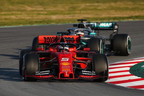 Formel 1: Sebastian Vettel und Lewis Hamilton bei einer Testfahrt vor Saisonbeginn