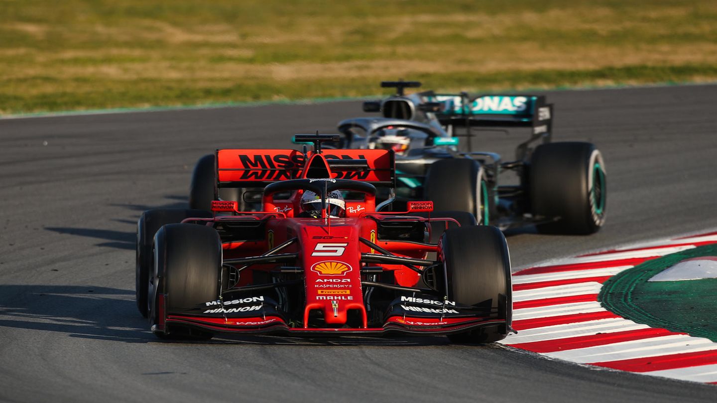 Formel 1: Sebastian Vettel und Lewis Hamilton bei einer Testfahrt vor Saisonbeginn