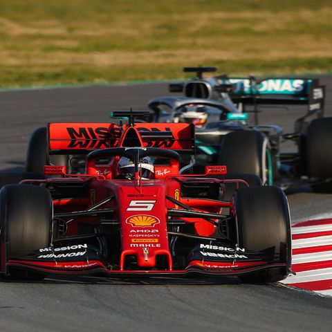Formel 1: Sebastian Vettel und Lewis Hamilton bei einer Testfahrt vor Saisonbeginn