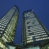 Platz 10: Deutsche Bank  Die Deutsche Bank ist das größte Schwergewicht und das einzige Dax-Unternehmen in der Flop-Liste. Binnen eines Jahres verlor die Aktie 55,7 Prozent an Wert, auf Sicht von fünf Jahren waren es minus 74,6 Prozent. Derzeit wird über einen Zusammenschluss mit der Commerzbank diskutiert.