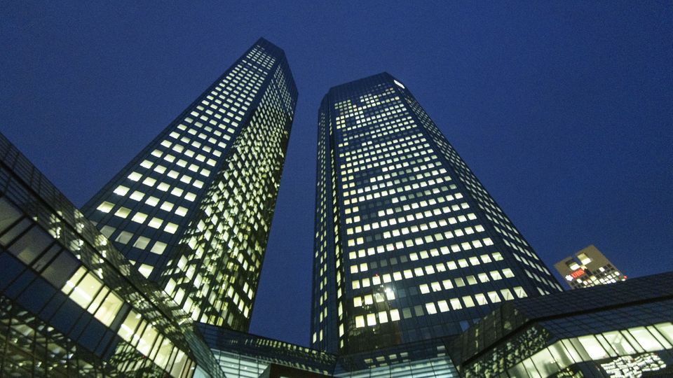 Platz 10: Deutsche Bank  Die Deutsche Bank ist das größte Schwergewicht und das einzige Dax-Unternehmen in der Flop-Liste. Binnen eines Jahres verlor die Aktie 55,7 Prozent an Wert, auf Sicht von fünf Jahren waren es minus 74,6 Prozent. Derzeit wird über einen Zusammenschluss mit der Commerzbank diskutiert.