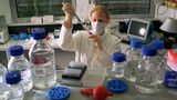 Platz 1: Mologen  Die Berliner Biotech-Firma entwickelt genetische Impfstoffe und war 1998 das erste börsennotierte deutsche Biotech-Start-up. Seitdem hat Mologen allerdings noch kein einziges Produkt an den Markt gebracht und folglich null Euro verdient. Kein Wunder, dass die Anleger die Geduld verlieren: Im letzten Jahr verlor die Aktie 85,4 Prozent, in den letzten fünf Jahren 96,9 Prozent. Nun soll ein Medikament für Darmkrebspatienten tatsächlich kurz vor der Zulassung stehen.