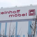 Platz 2: Steinhoff  In den 60er Jahren von Bruno Steinhoff in Niedersachsen gegründet, stieg der Möbelriese seit der Jahrtausendwende zum internationalen Großkonzern auf. Ein Bilanzfälschungsskandal vernichtete Ende 2017 über Nacht 60 Prozent des Börsenwertes, auf Sicht von drei Jahren fiel die Aktie um 97,8 Prozent.