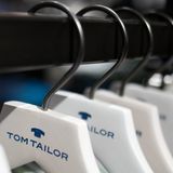 Platz 5: Tom Tailor  Das Hamburger Modeunternehmen Tom Tailor steckt tief in der Krise. Innerhalb eines Jahres verlor die Aktie spektakuläre 79,8 Prozent an Wert, Dividenden sehen die Aktionäre sei Jahren nicht (die einzige gab es 2012). Nun soll die chinesische Fosun-Gruppe das gescheiterte Unternehmen sanieren.