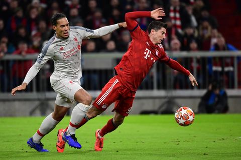 Liverpool-Verteidiger Virgil van Dijk nimmt Robert Lewandowski in die Mangel