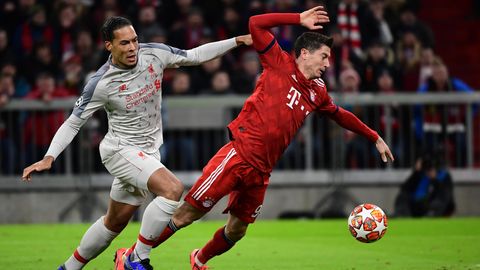 Liverpool-Verteidiger Virgil van Dijk nimmt Robert Lewandowski in die Mangel