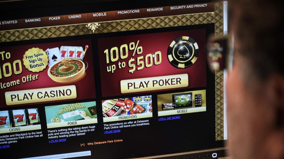 Ein Mann sitzt vor einem Computer mit einem Online-Casino