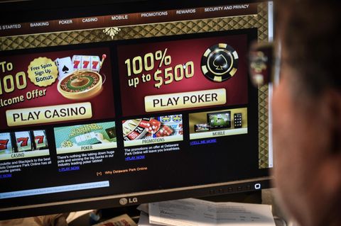 Ein Mann sitzt vor einem Computer mit einem Online-Casino