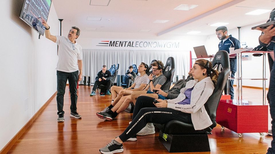 Für einige Übungen arbeitet Ceccarelli mit Hightech-Stirnsensoren. Sie können die Hirnwellen der Sportler in Datenströme umwandeln. Oder sie einfach messen, wie hier bei einem Reaktionstest.