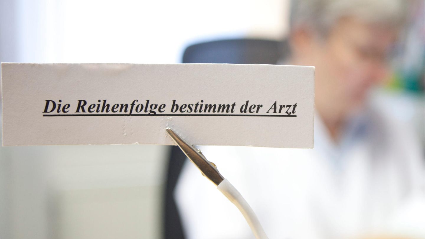 Ein Schild weist in einer Arztpraxis darauf hin, dass die Reihenfolge der Patienten vom Arzt bestimmt wird