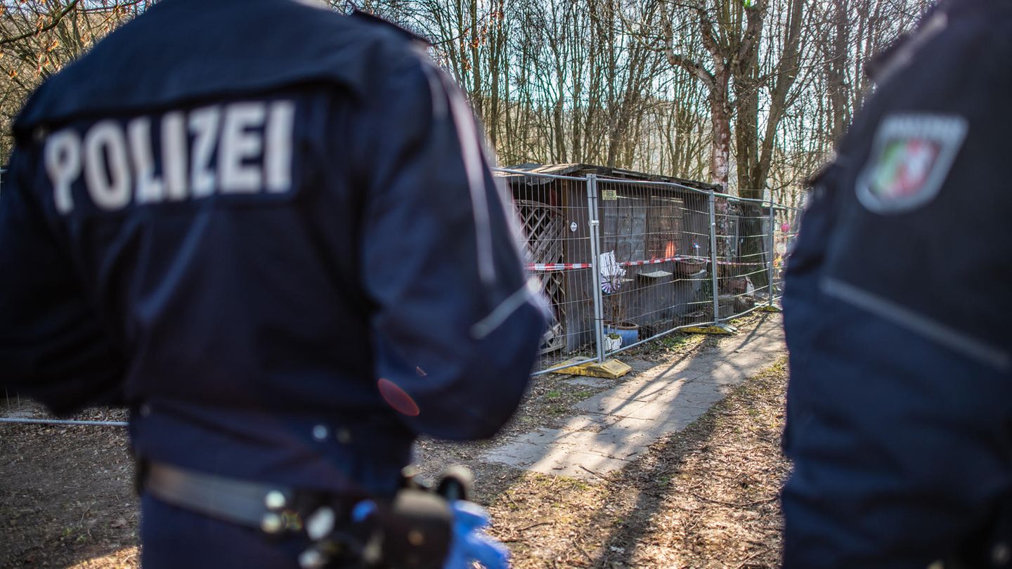 Polizeibeamte auf dem Campingplatz in Lügde