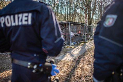 Polizeibeamte auf dem Campingplatz in Lügde