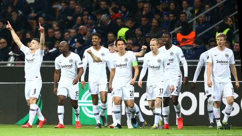 Luka Jovic und weitere Spieler von Eintracht Frankfurt beim Spiel gegen Inter Mailand in der Europa League