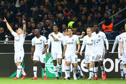 Luka Jovic und weitere Spieler von Eintracht Frankfurt beim Spiel gegen Inter Mailand in der Europa League