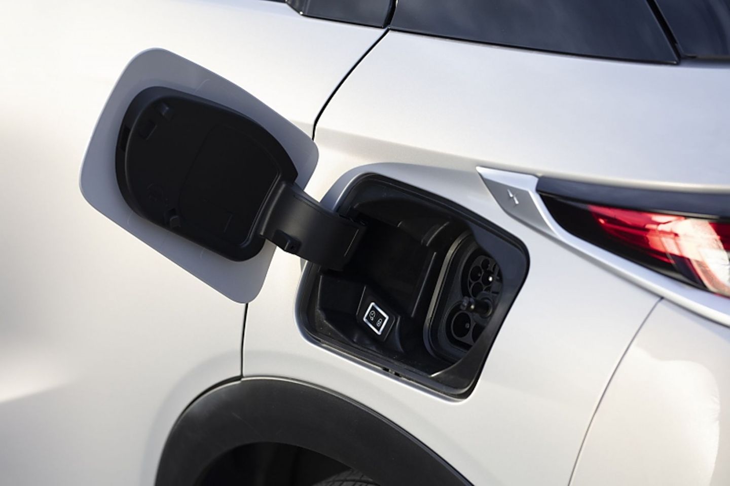 Der S 3 Crossback E-Tense kann an einer 100 kW-Ladestation innerhalb von 30 Minuten zu 80 Prozent gefüllt werden