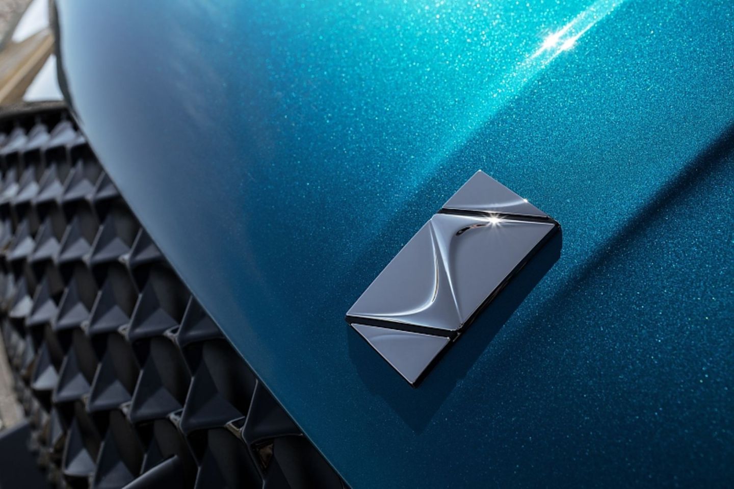 Das DS-Emblem ziert die Kühlerhaube