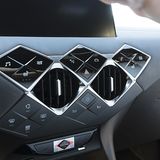 Die Bedienelemente sind in Rautenform gestaltet