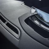 Das Head Up Display wird auf einen kleinen Bildschirm projiziert