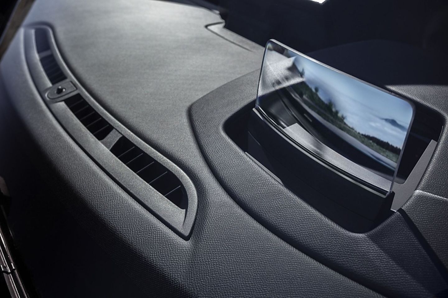 Das Head Up Display wird auf einen kleinen Bildschirm projiziert