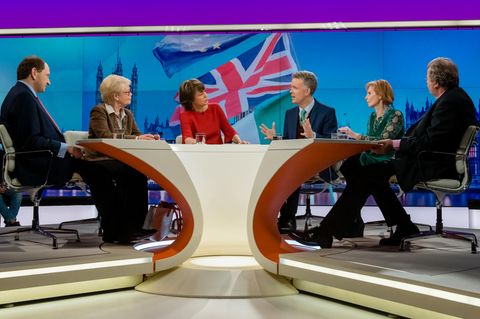 Hinter einem halbrunden Tisch sitzen links und rechts von Moderatorin Maybrit Illner zwei Frauen und drei Männer