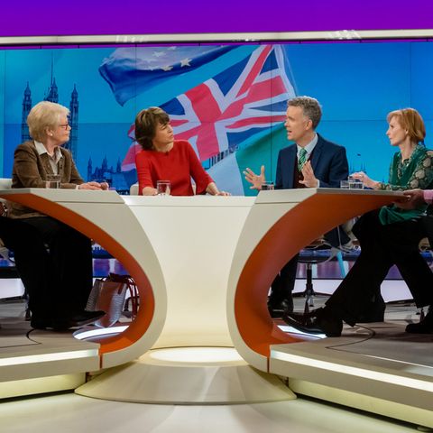 Hinter einem halbrunden Tisch sitzen links und rechts von Moderatorin Maybrit Illner zwei Frauen und drei Männer