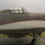 Warum fliegt ein Flugzeug?  Luft besteht aus Molekülen, wir nennen sie hier vereinfacht Luftteilchen. Sehen kann man sie nicht, wohl aber ihre Kraft spüren, zum Beispiel wenn man mit dem Fahrrad gegen den Wind antreten muss. Luft hat also Masse und eben die kann bei genügend Tempo eine solche Kraft entwickeln, dass sie selbst ein schweres Flugzeug zum Fliegen bringt.      Damit die Luftteilchen ihre Arbeit verrichten können, sind drei Dinge notwendig:      Das Flugzeug muss eine bestimmte Geschwindigkeit haben  Der Flügel muss an seiner Oberseite gewölbt und an der Unterseite flach sein.  Der Flügel muss in einem bestimmten Winkel zum Luftstrom stehen      Das Flugzeug nimmt auf der Startbahn Anlauf. Die Luftteilchen treffen mit immer höherem Tempo auf den Flügel. Sie haben die Tendenz, an Oberflächen zu haften, also ihrer Form zu folgen. Das ist der Moment des Flügelprofils!      An der Oberseite werden die Teilchen durch die gewölbte Form des Flügels zusammengedrückt und damit beschleunigt, wie etwa Wasser in einer Stromschnelle. Durch den rasanten Luftstrom sinkt der Luftdruck oberhalb der Tragfläche, es entsteht ein Unterdruck. Der Flügel wird vom Unterdruck nach oben gesaugt.  An der Unterseite des Flügels strömen die Teilchen im Verhältnis zu Oberseite etwas langsamer, es entsteht ein Überdruck, der den Flügel nach oben drückt. Flugzeuge werden mehr nach oben gesogen als gehoben.      Doch das allein reicht immer noch nicht zum Abheben. Der Flügel muss leicht schräg zur anströmenden Luft stehen. Erst dann werden die Luftteilchen von der Unterseite des Flügels nach unten abgelenkt und der Flügel mit noch mehr Kraft nach oben gedrückt. Kann man leicht selbst im fahrenden Auto ausprobieren: Fenster runter, die ausgestreckte Hand gerade in den Fahrtwind halten und dann leicht nach oben zeigen. Die Hand wird von den Luftteilchen hochgedrückt wie ein Flügel.