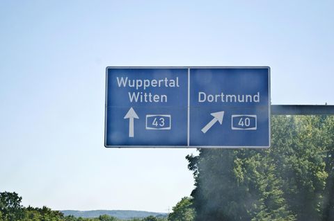 Autobahnschilder, mit der Wegbeschreibung Wuppertal, Witten und Dortmund