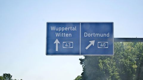 Autobahnschilder, mit der Wegbeschreibung Wuppertal, Witten und Dortmund