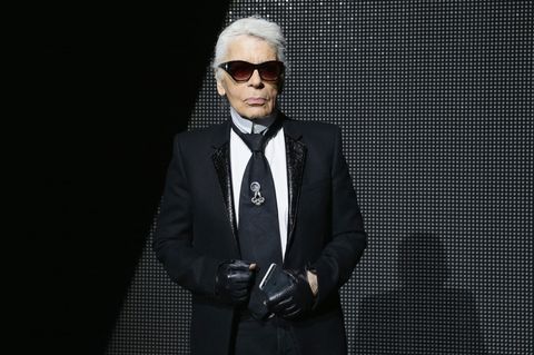 Karl Lagerfeld mit Sonnenbrille und Handschuhen