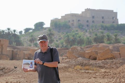 Urlaub im Irak: Liendl vor dem früheren Palast von Saddam Hussein