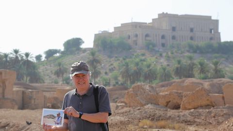 Urlaub im Irak: Liendl vor dem früheren Palast von Saddam Hussein