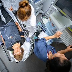 Moderne Elektrokrampftherapie: Bevor der elektrische Strom durch ihr Gehirn fließt, wird die Patientin in Narkose versetzt und bekommt ein Mittel zur Muskelentspannung. Früher ertrugen Patienten die Therapie im Wachzustand und brachen sich wegen der Muskelkrämpfe nicht selten Knochen.