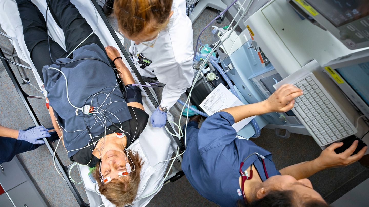 Psychiatrie: Moderne Elektrokrampftherapie: Bevor der elektrische Strom durch ihr Gehirn fließt, wird die Patientin in Narkose versetzt und bekommt ein Mittel zur Muskelentspannung. Früher ertrugen Patienten die Therapie im Wachzustand und brachen sich wegen der Muskelkrämpfe nicht selten Knochen. Moderne Elektrokrampftherapie: Bevor der elektrische Strom durch ihr Gehirn fließt, wird die Patientin in Narkose versetzt und bekommt ein Mittel zur Muskelentspannung. Früher ertrugen Patienten die Therapie im Wachzustand und brachen sich wegen der Muskelkrämpfe nicht selten Knochen.