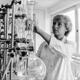 Lebens- und Versorgungsmittel - ständig überprüft  Die kontinuierliche und offiziell gesteuerte Überprüfung von Lebens- und Versorgungsmitteln in staatlichen Forschungseinrichtungen, Instituten und angeschlossenen Laboren für die gesamte Bevölkerung gehörte zum festen Alltag in allen 14 Bezirken der DDR und der Hauptstadt Berlin. Den Beruf von Lebensmittelchemie-Laborantinnen (wie hier Barbara Reinwaldt in Neubrandenburg) übten in den achtziger Jahren mehrere Tausend Frauen und Auszubildende aus.