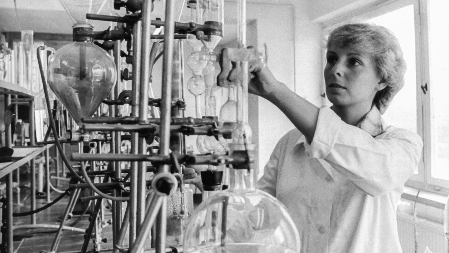 Emanzipiert und stark: Frauen aus der DDR Lebens- und Versorgungsmittel - ständig überprüft Die kontinuierliche und offiziell gesteuerte Überprüfung von Lebens- und Versorgungsmitteln in staatlichen Forschungseinrichtungen, Instituten und angeschlossenen Laboren für die gesamte Bevölkerung gehörte zum festen Alltag in allen 14 Bezirken der DDR und der Hauptstadt Berlin. Den Beruf von Lebensmittelchemie-Laborantinnen (wie hier Barbara Reinwaldt in Neubrandenburg) übten in den achtziger Jahren mehrere Tausend Frauen und Auszubildende aus.