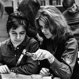 Zugang zum Studium streng limitiert  Der Weg zum Hochschul- und Universitätsstudium war in der DDR eng limitiert: Nur etwa 10 Prozent aller an den Allgemeinen Polytechnischen Oberschulen ausgebildeten SchülerInnen konnten das Abitur an einer Erweiterten Oberschule (EOS) bzw. auch berufsbegleitend als Facharbeiter erwerben. Im April 1972 fand an der EOS "Alexander Puschkin" in Hennigsdorf (Bezirk Potsdam) die Woche der Wissenschaften statt - noch in der Vorzeigeuniform der häufig damit verpflichtenden Mitgliedschaft des Jugendverbandes FDJ.