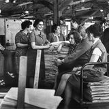 Pausenzeit im VEB Möbelkombinat Berlin bei der Brigade "Clara Zetkin"  GestalterInnen und ArchitektInnen dachten seit Ende der sechziger Jahre in der DDR verstärkt darüber nach, wie sie Produkte der über alle Bezirke verstreuten Herstellungsbereiche an die Bedürfnisse von KonsumentInnen anpassen können. 