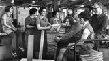 Pausenzeit im VEB Möbelkombinat Berlin bei der Brigade "Clara Zetkin"  GestalterInnen und ArchitektInnen dachten seit Ende der sechziger Jahre in der DDR verstärkt darüber nach, wie sie Produkte der über alle Bezirke verstreuten Herstellungsbereiche an die Bedürfnisse von KonsumentInnen anpassen können. 