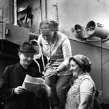 DDR-Landwirtschaft: Hälfte der Bediensteten waren Frauen  In der Landwirtschaft der DDR und im genossenschaftlich organisierten Eigentum von LPGs waren Mitte der 70er Jahre etwa 340.000 Frauen beschäftigt, das entsprach fast der Hälfte aller Werktätigen in diesem Bereich. 20.000 Mähdrescher und 150.000 Traktoren wurden deshalb bei der Ernte nicht nur von Männern, sondern auch von Frauen und Auszubildenden bedient. Der Mähdrescher E 512 ‒ hier auf dem Feld einer Genossenschaft in Waren (Müritz) ‒ zählte zu den leistungsfähigsten Maschinen seiner Art im Ostblock.