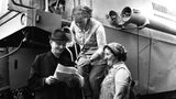 DDR-Landwirtschaft: Hälfte der Bediensteten waren Frauen  In der Landwirtschaft der DDR und im genossenschaftlich organisierten Eigentum von LPGs waren Mitte der 70er Jahre etwa 340.000 Frauen beschäftigt, das entsprach fast der Hälfte aller Werktätigen in diesem Bereich. 20.000 Mähdrescher und 150.000 Traktoren wurden deshalb bei der Ernte nicht nur von Männern, sondern auch von Frauen und Auszubildenden bedient. Der Mähdrescher E 512 ‒ hier auf dem Feld einer Genossenschaft in Waren (Müritz) ‒ zählte zu den leistungsfähigsten Maschinen seiner Art im Ostblock.