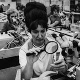 Hightech unter der Lupe  Die DDR versuchte frühzeitig, in der Rechentechnik und Mikroelektronik mit dem internationalen Tempo Schritt zu halten. Mit Lupe und Mikroskop untersuchte Elektromonteurin Gudrun Seffer deshalb im Volkseigenen Betrieb (VEB) Robotron Elektronik Dresden die Zentraleinheit des Großrechners R-40 aus dem Jahr 1973. Es folgte eine Serienproduktion von 380 Exemplaren, die auch in 18 Länder auf vier Kontinenten exportiert wurde (u.a. in die UdSSR, die ČSSR, nach China, Jugoslawien, Polen und Ungarn).