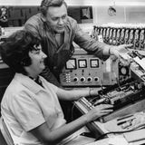 Zentralismus hemmt GewerkschafterInnen  In der DDR existierten 15 Einzelgewerkschaften nach Branchen gegliedert und unter dem Dach des Freien Deutschen Gewerkschaftsbundes (FDGB). Im Bereich Produktion des VEB Stern Radio Berlin 1975 war Sonja Schinske (re.) Abteilungs-Gewerkschaftsfrau der IG Metall. Ihre Möglichkeiten gegenüber der Betriebsführung waren aber per se und durch den Zentralismus stark eingeschränkt. Von den insgesamt 1,8 Millionen Mitgliedern dieser Einzelgewerkschaft waren 1,3 Millionen Frauen.