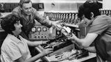 Zentralismus hemmt GewerkschafterInnen  In der DDR existierten 15 Einzelgewerkschaften nach Branchen gegliedert und unter dem Dach des Freien Deutschen Gewerkschaftsbundes (FDGB). Im Bereich Produktion des VEB Stern Radio Berlin 1975 war Sonja Schinske (re.) Abteilungs-Gewerkschaftsfrau der IG Metall. Ihre Möglichkeiten gegenüber der Betriebsführung waren aber per se und durch den Zentralismus stark eingeschränkt. Von den insgesamt 1,8 Millionen Mitgliedern dieser Einzelgewerkschaft waren 1,3 Millionen Frauen.
